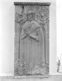 kościół filialny pw. Zaślubin Najświętszej Marii Panny - elewacja: nagrobek kobiety, skan 1