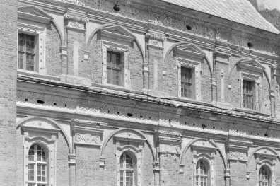 kościół parafialny pw. św.św. Floriana i Katarzyny XVII w. - elewacja boczna: południowy fragment z oknami, skan 1