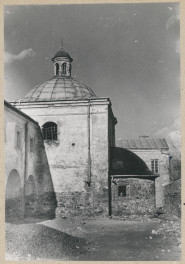 Zespół klasztorny Franciszkanów - widok z zewnątrz na kaplicę św. Leonarda, skan 1