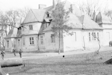 dwór obronny - elewacja od ogrodu, skan 1