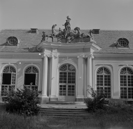 Pałac Potockich - oranżeria, elewacja frontowa "Rydwan Apollina", skan 1