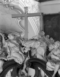 kościół, ob. parafialny pw. Wniebowzięcia Najświętszej Marii Panny - wnętrze: grupa rzeźb ze zwieńczenia stall, skan 1