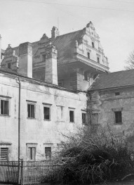 pałac von Herberstein - elewacja frontowa - fragment - widok od południowego - zachodu /z dziedzińca gospodarczego/, skan 1