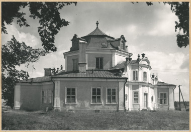 Zespół pałacowy - widok pałacu od  strony płd-zach., skan 1