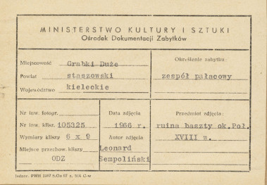 Zespół pałacowy - ruiny baszty, widok ogólny - metryczka, skan 1