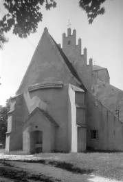 Kościół św. Michała Archanioła - elewacja wschodnia, portal oraz widoczne przypory., skan 1