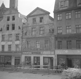 Zabudowa miejska. Elewacja frontowa kamienicy. Renesansowy szczyt., skan 1