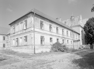 zespół klasztorny poreformacki, kościół, ob. parafialny pw. św. Józefa - widok ogólny, skan 1