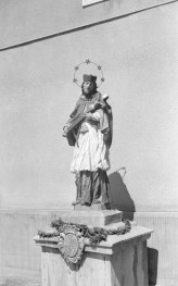 Kościół św. Jerzego - wnętrze, figura św. Jana Nepomucena., skan 1