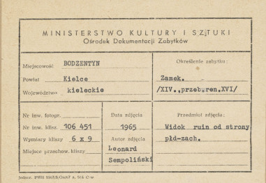 Ruiny zamku biskupów krakowskich -widok od strony płd.-zach. - metryczka, skan 1
