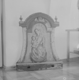 klasztor ss. Mniszek Benedyktynek - zbiory - feretron /z XVIII wieku/ z płaskorzeźbą Matki Boskiej z Dzieciątkiem /z XIV wieku/, skan 1