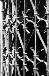 Katedra pw. Wniebowzięcia Najświętszej Marii Panny - wnętrze - kaplica A. Olszowskiego (Św. Andrzeja),  ściana północno-wschodnia, portal fragment kraty (od strony ambitu), skan 1