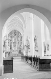 kościół pw. Wniebowzięcia Najświętszej Maryi Panny - wnętrze - nawa główna - prezbiterium - ołtazr główny, skan 1