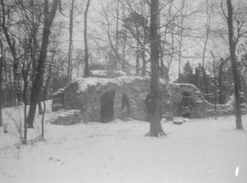 pałac - ruiny budynku w parku, skan 1