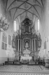 Kościół Trójcy Świętej i Narodzenia Najświętszej Maryi Panny - wnętrze: ołtarz główny oraz sklepienie gwiaździste, skan 1