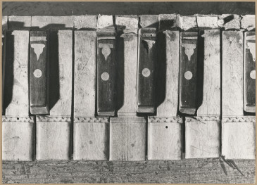 Muzeum Diecezjalne - organy przenośne, fragment klawiatury, skan 1
