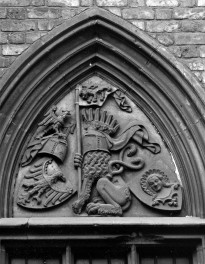 Ratusz - elewacja wsch. tympanon z płaskorzeźbionymi elementami herbu Wrocławia, skan 1