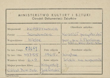 Zespół klasztorny - kościół, wnętrze , widok na wspornik łuku - metryczka, skan 1