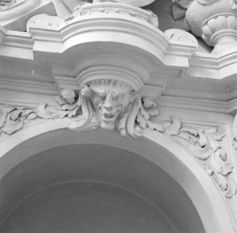 kościół, ob. pw. św. Piotra z Alkantary i św. Antoniego z Padwy - wnętrze: portal, fragment, skan 1