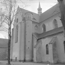 Opactwo Cystersów - kościół klasztorny Wniebowzięcia N.M.P i św. Jana Chrzciciela - elewacja pn. póxnogotycka kaplica, skan 1
