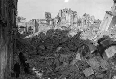 Widok na ruiny sanktuarium M. B. Łaskawej i Katedry. Po lewej stronie w rogu zdjęcia widoczni mieszkańcy., skan 1