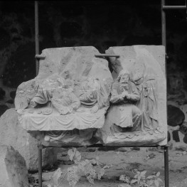 Zamek w Malborku - lapidarium - detal arch. - rzeźby kamienne, płaskorzeżby, scena "Ostatnia Wieczerza", skan 1