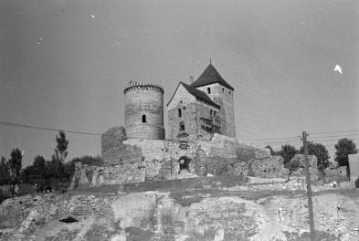 zamek - wieża główna, wieża czworoboczna, dom mieszkalny, mury, wjazd do zamku górnego - widok od zachodu, skan 1