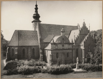 Zespół klasztorny Bernardynów - widok na kościół od strony płn. - wsch. , skan 1