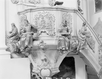 Kościół pw. NMP i św. Mikołaja - wnętrze: ambona bogato zdobionym korpusem i podstawą., skan 1