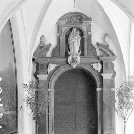 kościół M.B. Królowej - portal w krużganku, skan 1