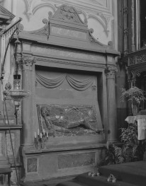 kościół pw. Nawiedzenia Najświętszej Marii Panny - wnętrze: nagrobek, skan 1