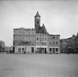 rynek - pierzeja, widok ogólny w głębi wieża ratuszowa, skan 1