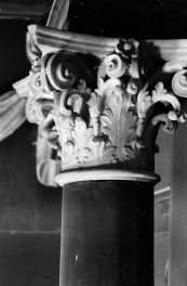 Katedra pw. Wniebowzięcia Najświętszej Marii Panny - wnętrze - kaplica Kołudzkich, ściana północna,  ołtarz - głowica kolumny, skan 1