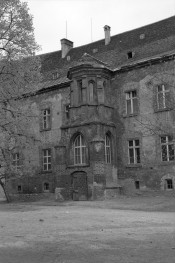 zamek królewski - skrzydło północne - elewacja od dziedzińca - fragment z klatką schodową, skan 1