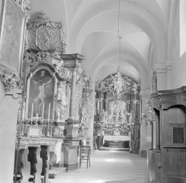 kościół pw.Matki Boskiej Bolesnej i św. Wojciecha - wnętrze - nawa boczna południowa z ołtarzami, skan 1