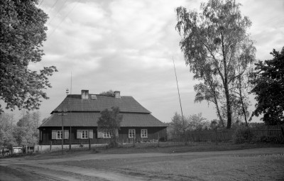 Dom Ogrodnika - budynek drewniany, konstrukcja zrębowa. Widok ogólny., skan 1