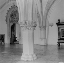 Stary Ratusz. Wnętrze Sali Książęcej. Filar podtrzymujący sklepienie. Fragment portalu., skan 1