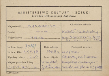  Katedra - wnętrze, widok na obrazy na filarze międzynawowym - metryczka, skan 1