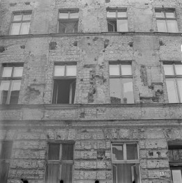 fragment zabudowy miasta - kamienica przy ul. Żeglarskiej po zdjęciu tynku - elewacja frontowa, skan 1