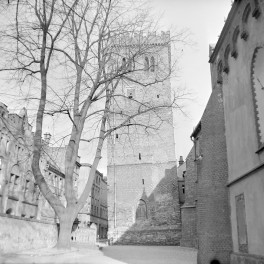 Krzywa Wieża - widok ogólny. Obok zabudowa miejska., skan 1