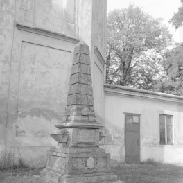 kościół pw. Wniebowzięcia NMP - obelisk na cmentarzu, skan 1