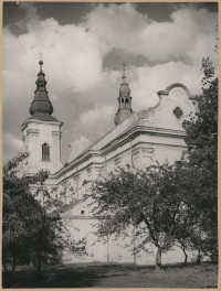 Zespół klasztorny - widok na kościół od strony płd. - zach. 
 , skan 1