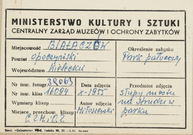 Zespół pałacowo - parkowy,  fragment parku - pale po mostku - metryczka, skan 1