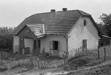 podmiejski domek mieszkalny (dworek?), elewacja frontowa, skan 1