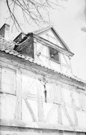 Zabudowa miejska. Ryglowy szpital dla ubogich. Elewacja szczytowa z mansardą., skan 1