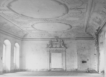pałac von Herberstein - wnętrze - piętro II - Sala Balowa - fragment z portalem w ścianie północnej, skan 1