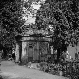 cmentarz miejski - grobowiec Zakrzewskiego, skan 1