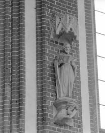 Kościół Najświętszej Marii Panny - wnętrze: rzeźba figuralna na konsoli oraz baldachim, skan 1