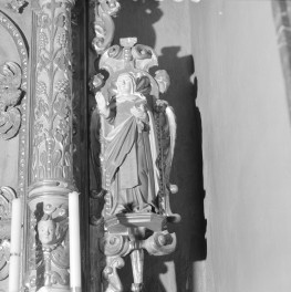 zespół klasztorny ss. Benedyktynek, kościół - ołtarz w nawie południowej z 1. połowy XVII w. - rzeźba św. Anny z XIX w., skan 1