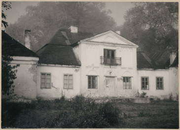 Dwór alkierzowy - widok elewacji wsch., skan 1